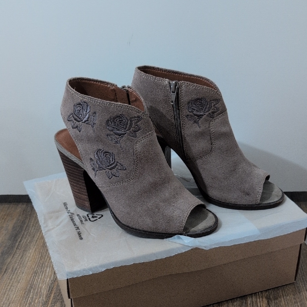 Women's Peep-Toe Ankle Boots - Taupe